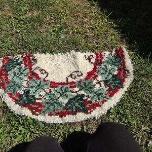 Festive Half-Moon Rug with Red and Green Leaf Disign. 30 1/2 Latcha Hook